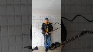 Круто играет на гитаре в переходе