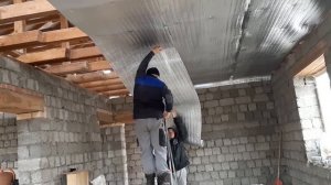 Подшиваем фольгопласт к потолку