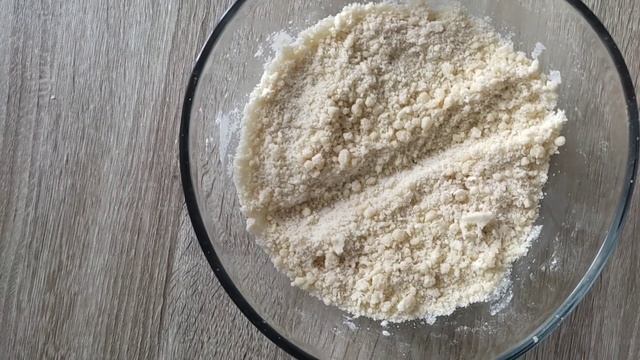 Песочный пирог с творожной начинкой - просто и вкусно.