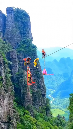 Высотное акробатическое представление в туристической зоне горы Бейди Китай