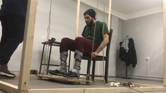 Приклеит ли клей момент человека к потолку? смотреть онлайн