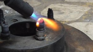 Чистка свечей газовой горелкой