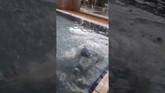 Учимся плавать. Ребенок 3 года. Ныряет под воду. Занятия плаванием.