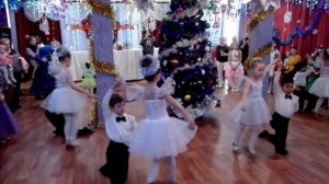 Танцуем танец снежинки спускаются с неба.