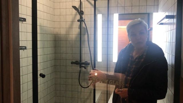 Отзыв о компании ТИМГЛАСС за изготовление душевой стеклянной перегородки с черной фурнитурой. смотреть онлайн