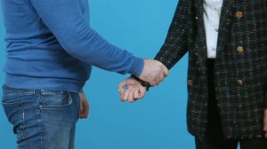 Как вырваться девушке, если сильно схватили за руку.