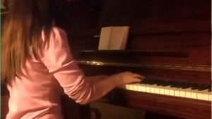 девушка играет на пианино 🎹 и поет красиво песню(я тебя любила)