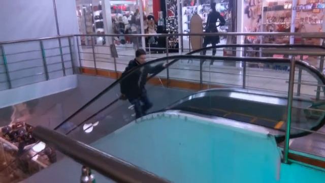 Рома против экскалатора!(Шок!Эксклюзив!Великий Устюг)Прокопьевский! смотреть онлайн