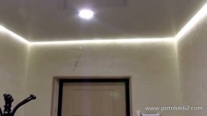 Парящий натяжной потолок с одноцветной подсветкой в прихожей.