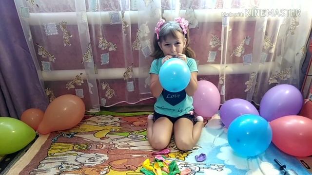 Настя играет воздушными шарами и веселится.girl playing with balloons and have fun смотреть онлайн