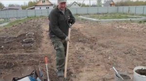 Посадка картофеля с биоудобрением и золой.