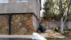 Укладка дикого камня (песчаник) на цоколь