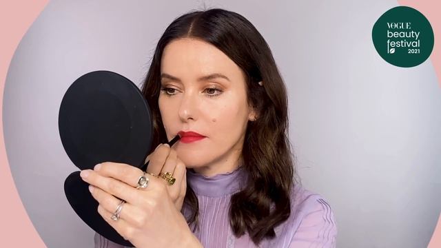 Celebrity Makeup Artist Lisa Eldridge's Ultimate Red Lipstick Tutorial | Vogue Beauty Festival 2021 смотреть онлайн