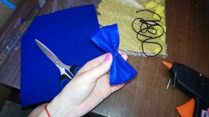 Синяя бабочка из фетра и глиттерного фоамирана для мальчика своими руками
