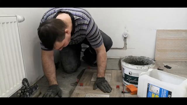 Выкладываю пол на кухни плиткой!!! смотреть онлайн