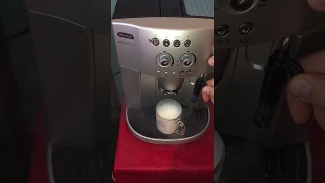Приготовление латте с помощью Delonghi Magnifica ESAM 4200.S. Уход за заварочным устройством. смотреть онлайн