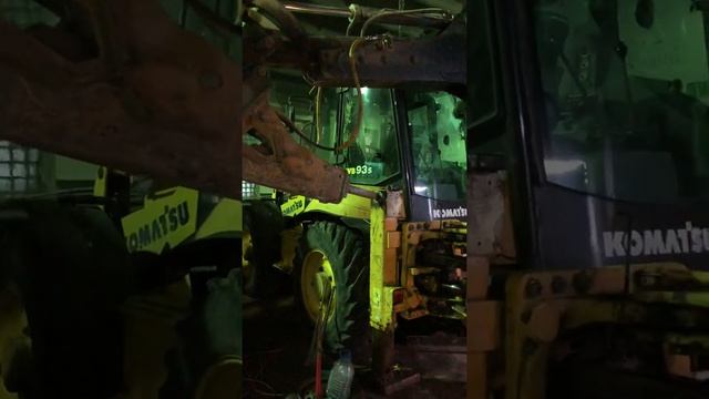 Выбиваем палец Komatsu WB 93