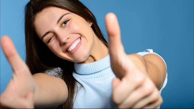 Они развелись и стали соседями, проживая на одной жилплощади, отгородившись друг от друга простыней смотреть онлайн