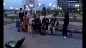 Вот так люди умеют. Прикол музыканты