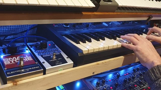 Small Stone Mk3 and VP1 phasers on outputs of Roland RS09 смотреть онлайн