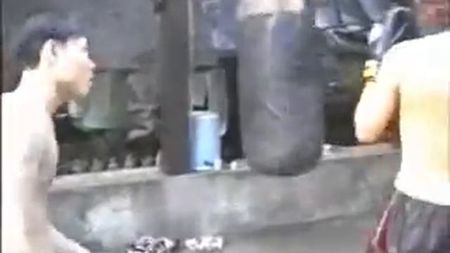 Учебная тренировка по Муай Тай   отработка ударов на мешке, макиваре