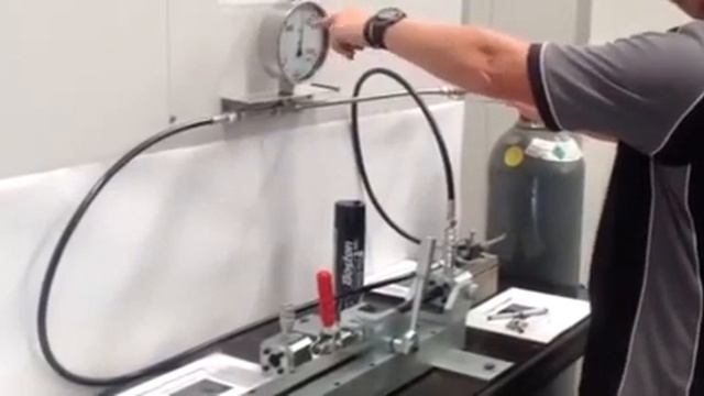 Оборудование для заправки газовых упоров (капота, багажника) смотреть онлайн