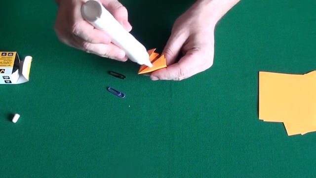 Красивый цветок из бумаги