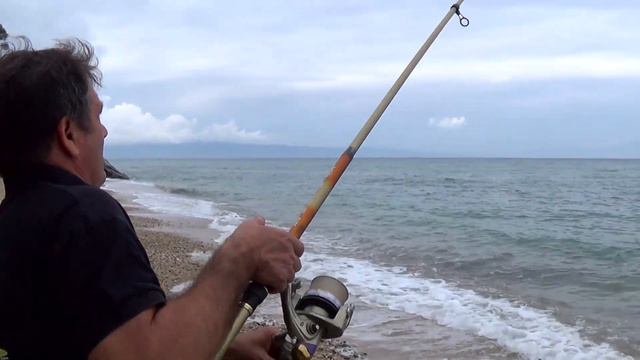 Крупная Мармира повалила на песок треногу с двумя удочками!!! смотреть онлайн