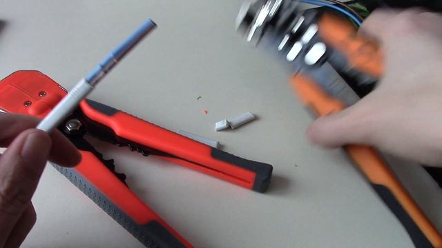 Съемник изоляции стриппер NEO Tools против Paron JX-1301