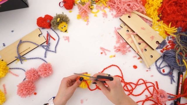 Украшение для дома. Радужные поделки из помпонов смотреть онлайн
