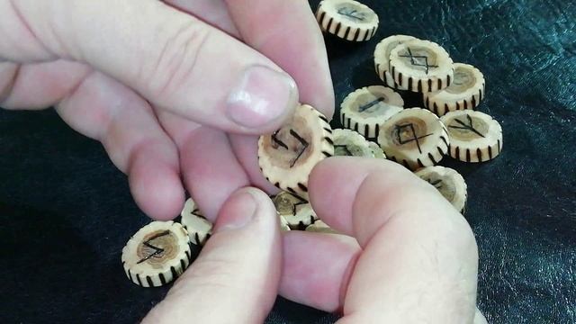 Набор рун ручной работы.