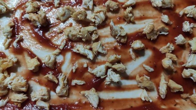 Пицца на слоёном тесте с грибами, курицей и двумя видами сыра