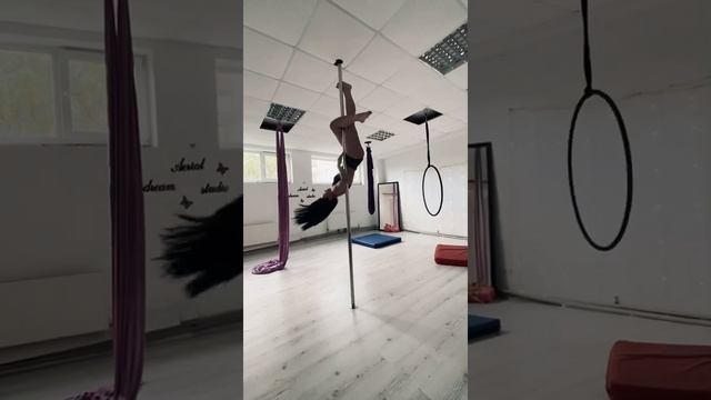 Pole dance. Полденс. Танец на пилоне. Пилон. Связка на пилоне. Пилон дома. Красивый танец на пилоне