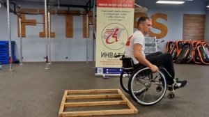 Преодолеваем препятствия на инвалидной коляске.