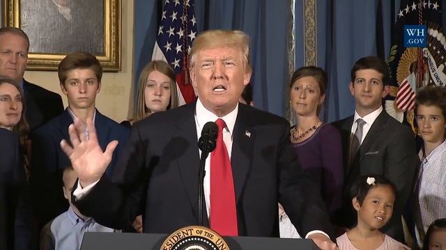 Женщина со странными бровями затмила выступление Трампа смотреть онлайн