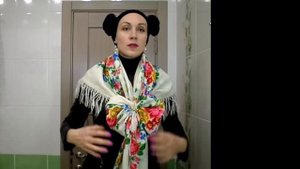 Павловопосадский платок (шаль) НА ШЕЕ/ГРУДИ - 7 идей как носить расписной платок под куртку/пальто