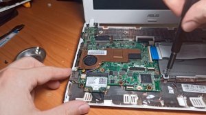 Разборка нетбука Asus Eee PC 1025C, замена оперативной памяти, батарейки.