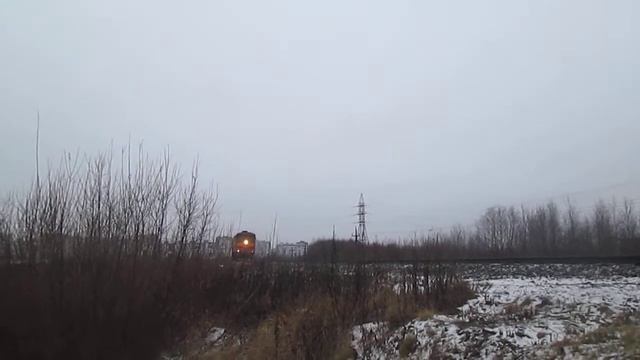 Тепловоз 2ТЭ10МК-3596 выезжает со станции Архангельск смотреть онлайн