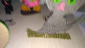 малыш и мурка показывают что сделали своими лапками