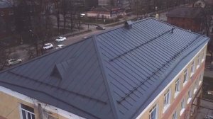 Демонтаж старого покрытия, монтаж фальцевой кровли.