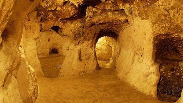 Парень нашел в доме потайную дверь, но даже не подозревал куда она ведет… смотреть онлайн