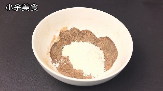 面粉倒进滚烫的开水里出锅变经典小吃小余美食Flour is poured into boiling water and turned into a classic snack油炸糕糖糕