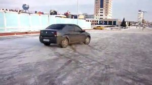Renault Logan / Отжигает на льду