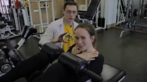 Как укрепить пресс - скручивания лежа на скамье. How to Do Crunches