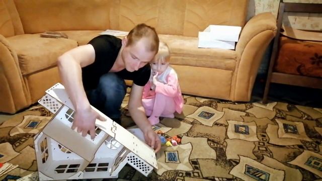 Арина с папой СОБРАЛИ ДОМИК ДЛЯ МИМИМИШЕК. ПОДАРОК ОТ ДЕДА МОРОЗА. смотреть онлайн