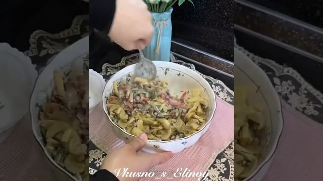 Салат с говядиной, шампиньонами, перцем и солеными огурцами рецепт