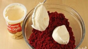 Пирожные с брусникой и сметаной