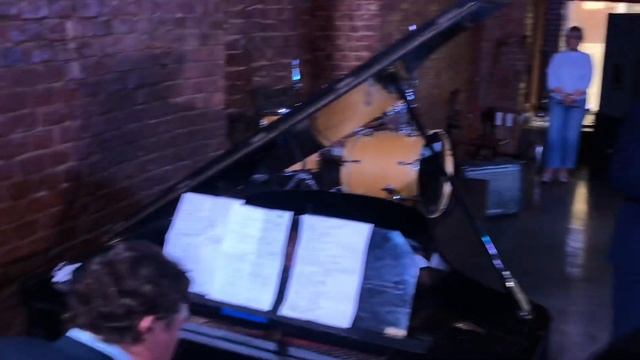 Алексей Ярошевич. Аккомпанирует Олег Михайлов. Солисты Левона Оганезова. смотреть онлайн