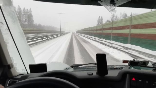Фуры буксуют. Никто не может выехать. Трасса м7 сильнейший снегопад. смотреть онлайн