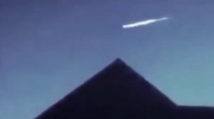 НЛО над пирамидой